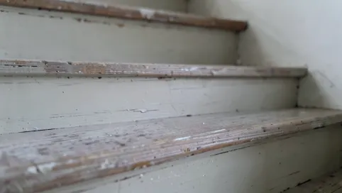 farba olejna do schodów drewnianych