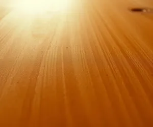 Jak lakierować drewno sosnowe
